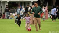 Potret Keseruan Wisatawan di Taman Alun-alun Bandung