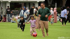 Potret Keseruan Wisatawan di Taman Alun-alun Bandung