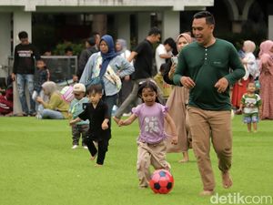Potret Keseruan Wisatawan di Taman Alun-alun Bandung