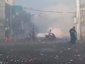 Pesta Petasan di Jantung Kota Pasuruan Usai Salat Id, 4 Pelaku Diamankan Pesta Petasan di Jantung Kota Pasuruan Usai Salat Id, 4 Pelaku Diamankan