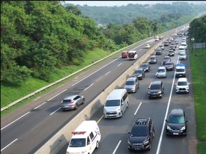 Video: Long Weekend, Arus Lalin di Tol Cipularang Arah Bandung Padat Video: Long Weekend, Arus Lalin di Tol Cipularang Arah Bandung Padat