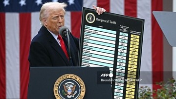    Trump Gebrak Pasar: Tarif Impor 10% Mengguncang Dunia Dagang Mulai April 2025!   Deal atau No Deal? Trump Kembali dengan Tarif Impor, Siap Picu Perang Dagang Jilid 2?   5 April 2025: Hari Kiamat Impor? Trump Umumkan Tarif Baru yang Bikin Pusing Kepala Negara!   