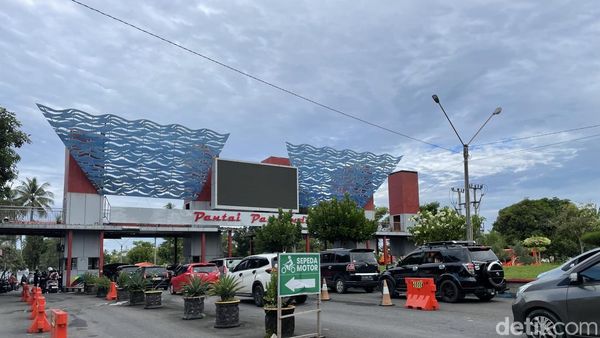 Saat Wisatawan Serbu Pantai Pangandaran
