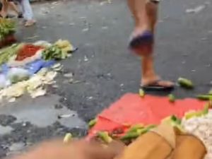 Nelangsa Pedagang Sayur di Bekasi Dipalak hingga Dagangan Ditendang Nelangsa Pedagang Sayur di Bekasi Dipalak hingga Dagangan Ditendang