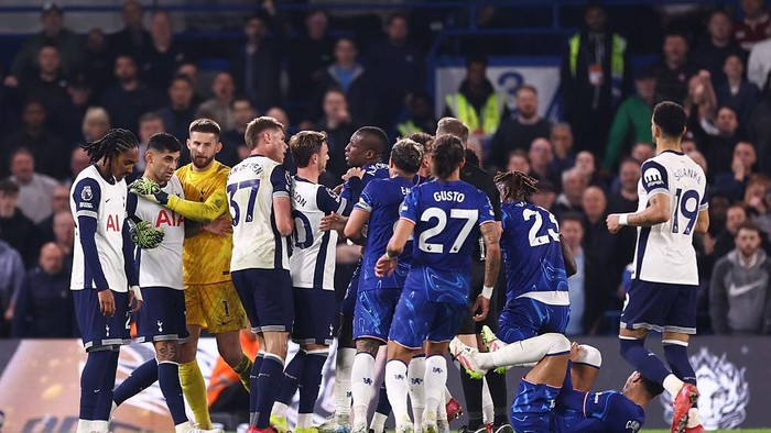 LONDON, ENGLAND - APRIL 3: A fight breaks out between both teams during the Premier League match between Chelsea FC and Tottenham Hotspur FC at Stamford Bridge on April 3, 2025 in London, England. (Photo by Jacques Feeney/Offside/Offside via Getty Images)