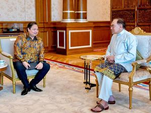 Airlangga Bertemu Anwar Ibrahim Bahas Kebijakan Tarif Trump Airlangga Bertemu Anwar Ibrahim Bahas Kebijakan Tarif Trump
