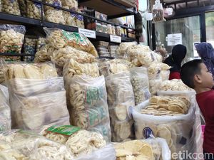 Kemplang dan Kerupuk, Buah Tangan yang Laris Manis Diborong Pemudik