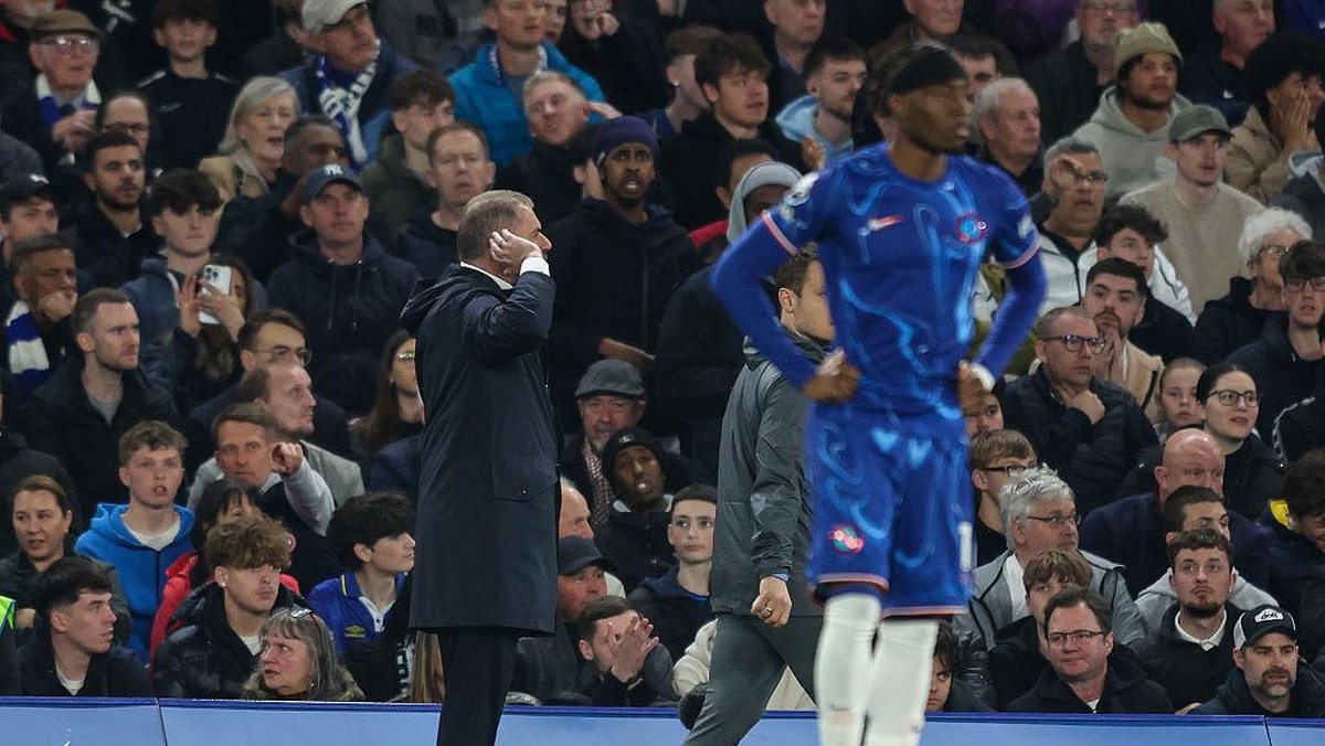 Postecoglou (kiri) mendekatkan tangannya ke telinga seusai Pape Sarr mencetak gol, yang akhirnya dianulir. Foto: Getty Images/Robin Jones
