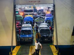 Cuaca Buruk Bikin Antrean Panjang Kendaraan di Pelabuhan Merak