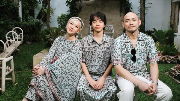 6 Gaya BCL Lebaran Hari ke-2 Bareng Keluarga, Stylish Pakai Baju Motif Aksara