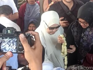 Dewi Yull Menangis di Samping Makam Ray Sahetapy