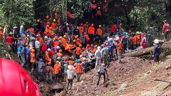 Potret Evakuasi Korban Tewas Longsor di Jalur Pacet-Cangar Mojokerto