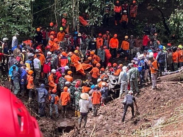 Potret Evakuasi Korban Tewas Longsor di Jalur Pacet-Cangar Mojokerto