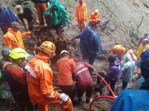 Khofifah Sampaikan Belasungkawa untuk 10 Korban Tewas Longsor Pacet-Cangar