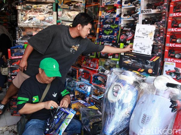 Geliat Pedagang Mainan di Pasar Gembrong, Lebaran tapi Omzet Merosot