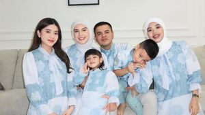 6 Foto Irish Bella Lebaran Bareng Keluarga Baru, Kompak Dengan Nuansa Biru