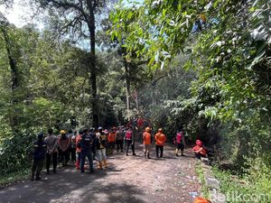 Material Longsor Belum Bisa Dibersihkan, Jalur Pacet-Cangar Masih Ditutup