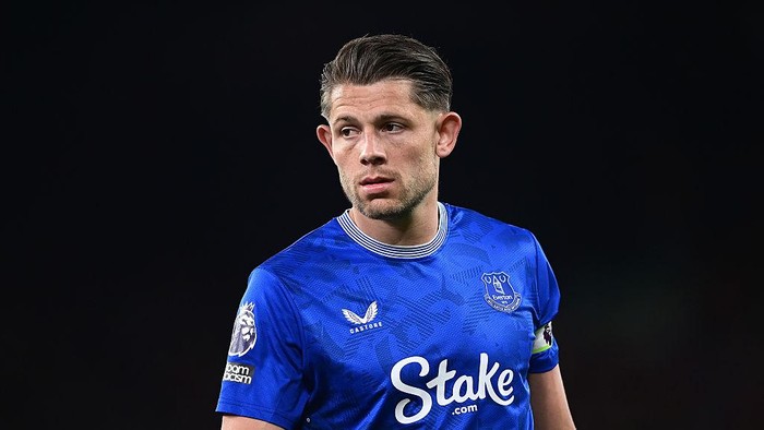 LIVERPOOL, ENGLAND - APRIL 2: Evertons James Tarkowski  during the Premier League match between Liverpool FC and Everton FC at Anfield on April 2, 2025 in Liverpool, England. (Photo by Richard Martin-Roberts - CameraSport/CameraSport via Getty Images)