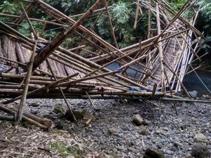 Jembatan Darurat Ambruk, Puluhan Warga di Jembrana Terisolasi Jembatan Darurat Ambruk, Puluhan Warga di Jembrana Terisolasi