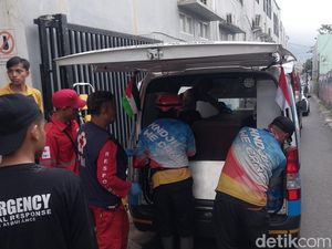 Video: Jenazah 6 Korban Longsor di Pacet-Cangar Dibawa ke Rumah Duka