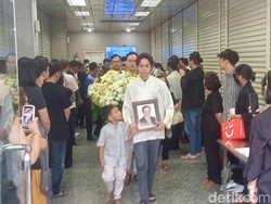 Video: Isi Tulisan Haru Merdi Octavia di Depan Makam Ray Sahetapy