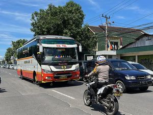 Ketahuan Ngeblong! Sopir Bus di Kota Kediri Langsung Ditegur Kapolres Ketahuan Ngeblong! Sopir Bus di Kota Kediri Langsung Ditegur Kapolres