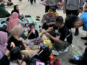 Kapolres Turun Patroli ke Ancol, Minta Warga Tak Ragu Minta Bantuan Polisi Kapolres Turun Patroli ke Ancol, Minta Warga Tak Ragu Minta Bantuan Polisi