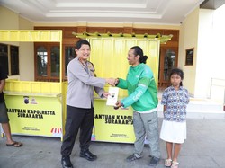 Peduli UMKM, Kapolresta Solo Bagikan 10 Gerobak dan 100 Paket Bantuan Modal