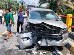 Nissan March Adu Banteng dengan Kijang Innova di Pelalawan, 1 Orang Tewas