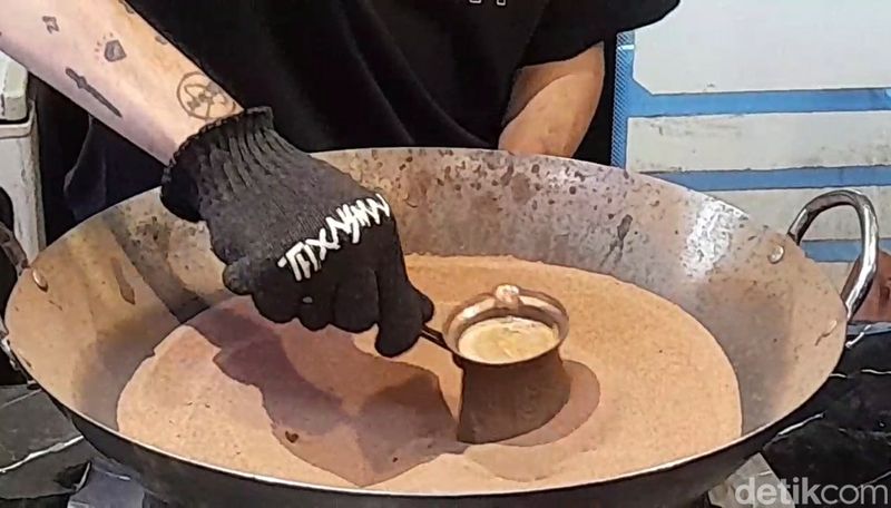 Kopi ala Turki diseduh pakai pasir panas di Rest Area Banjaratma Brebes. Foto diambil Jumat (4/4/2025).