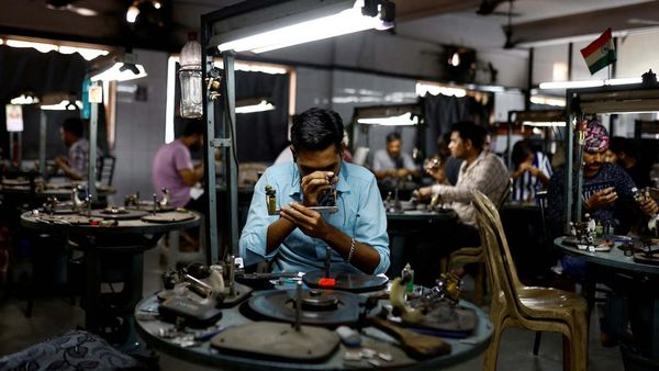 Melihat Pusat Pengolahan Berlian di Surat India