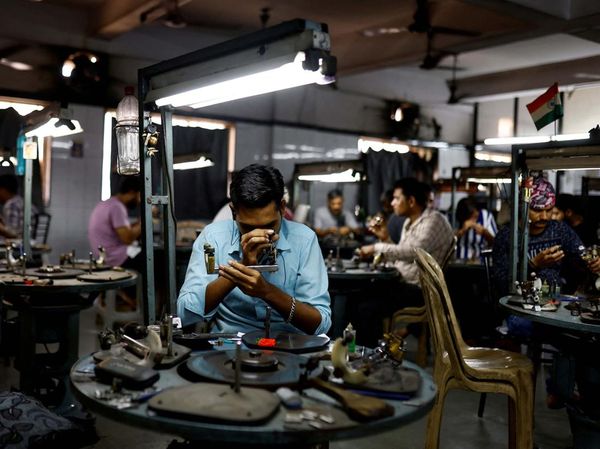 Melihat Pusat Pengolahan Berlian di Surat India