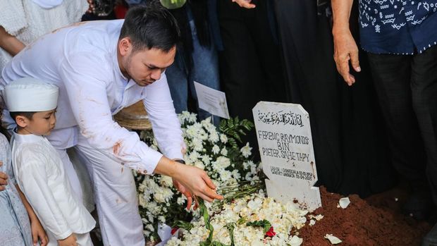 Anak mendiang aktor Ray Sahetapy, Rama Sahetapy menaburkan bunga usai pemakaman di Tanah Kusir, Jakarta, Jumat (4/4/2025). Aktor senior Ray Sahetapy meninggal dunia pada Selasa (1/4) di usia 68 tahun akibat komplikasi penyakit yang dideritanya. ANTARA FOTO/Asprilla Dwi Adha
