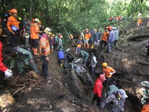 Tim SAR Cari Korban Longsor di Pacet Mojokerto