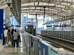 Video: Ibu-ibu Berkebaya Keliling Jakarta, Manfaatkan Tarif MRT Rp 1
