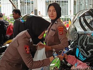 Polisi Bagikan 500 Es Krim ke Pemudik Motor di Pelabuhan Bakauheni