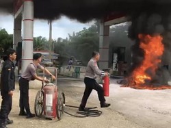 Heboh Motor Terbakar di SPBU Merangin, Polisi Bantu Padamkan Api