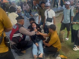 Wisatawan Pingsan Saat Liburan di Tanah Lot Tabanan, Polisi Beri Bantuan Wisatawan Pingsan Saat Liburan di Tanah Lot Tabanan, Polisi Beri Bantuan