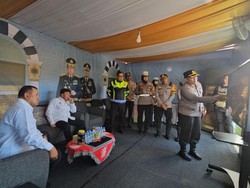 Kapolres Blitar Dampingi Menko Polkam Cek Pos Pantau Mudik di Selorejo