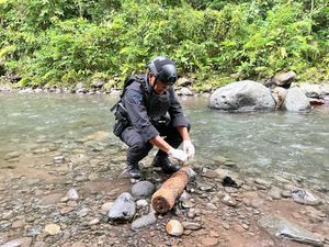 Mandi di Sungai, Warga Lombok Tengah Malah Temukan Meriam 20 Kg