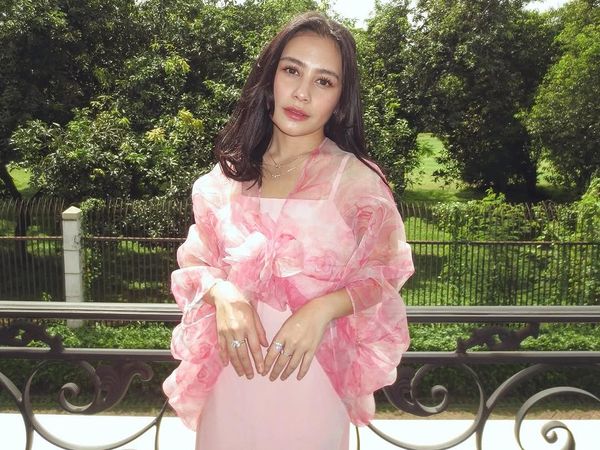 7 Foto Cantik Prilly Latuconsina Pakai Baju Lebaran Terinspirasi Bella Hadid