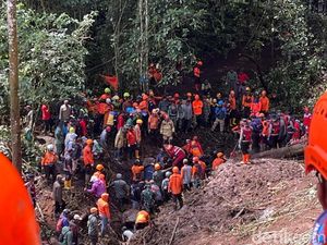 10 Orang Tewas Akibat Longsor di Jalur Wisata Mojokerto