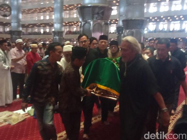 Potret Ketika Jenazah Ray Sahetapy Disalati di Masjid Istiqlal
