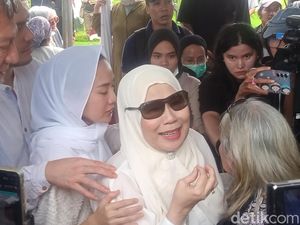 Tangis dan Pelukan Dewi Yull Kuatkan Anak-anak di Pemakaman Ray Sahetapy Tangis dan Pelukan Dewi Yull Kuatkan Anak-anak di Pemakaman Ray Sahetapy