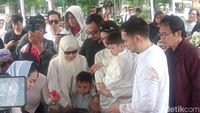 Kebersamaan Dewi Yull Bareng Anak dan Cucu di Samping Pusara Ray Sahetapy
