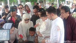 Kebersamaan Dewi Yull Bareng Anak dan Cucu di Samping Pusara Ray Sahetapy