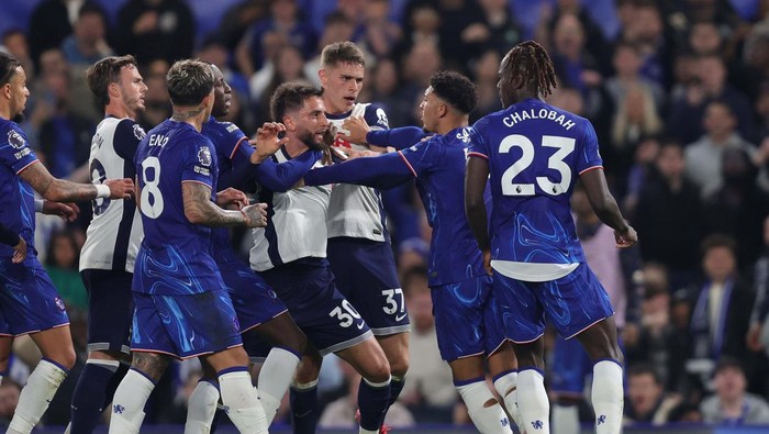 LONDON, ENGLAND - APRIL 3: Jadon Sancho of Chelsea argues with Rodrigo Bentancur of Tottenham Hotspur during the Premier League match between Chelsea FC and Tottenham Hotspur FC at Stamford Bridge on April 3, 2025 in London, England. (Photo by Crystal Pix/MB Media/Getty Images)