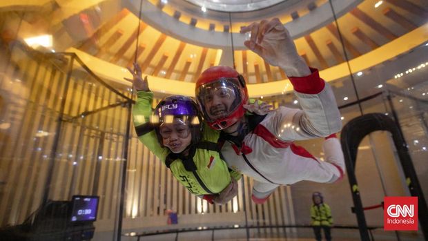 Pengunjung bermain di wahana yang ada di Trans Studio, Cibubur, Jakarta, Kamis (3/4/2025).(CNN Indonesia/Adi Ibrahim)