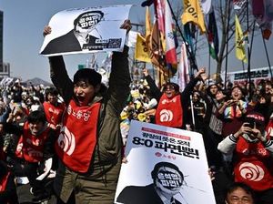 Pendemo Bersorak Usai Presiden Korsel Resmi Dimakzulkan, Pendukung Nangis