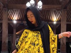 Gaya Unik Soimah saat Rayakan Idul Fitri, Pakai Gamis Dari Kain Sarung